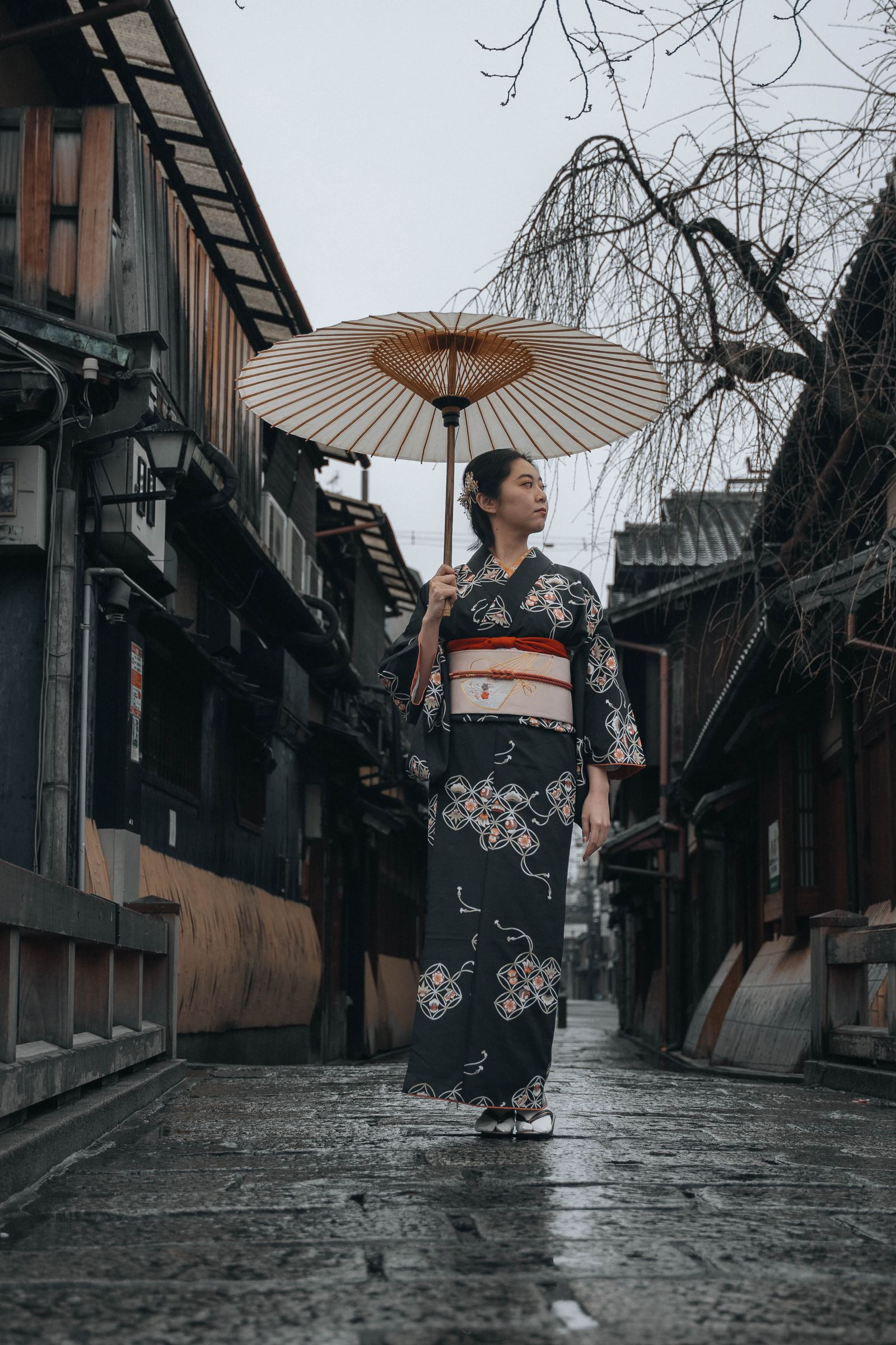 京都雨巷里撑纸伞的人
