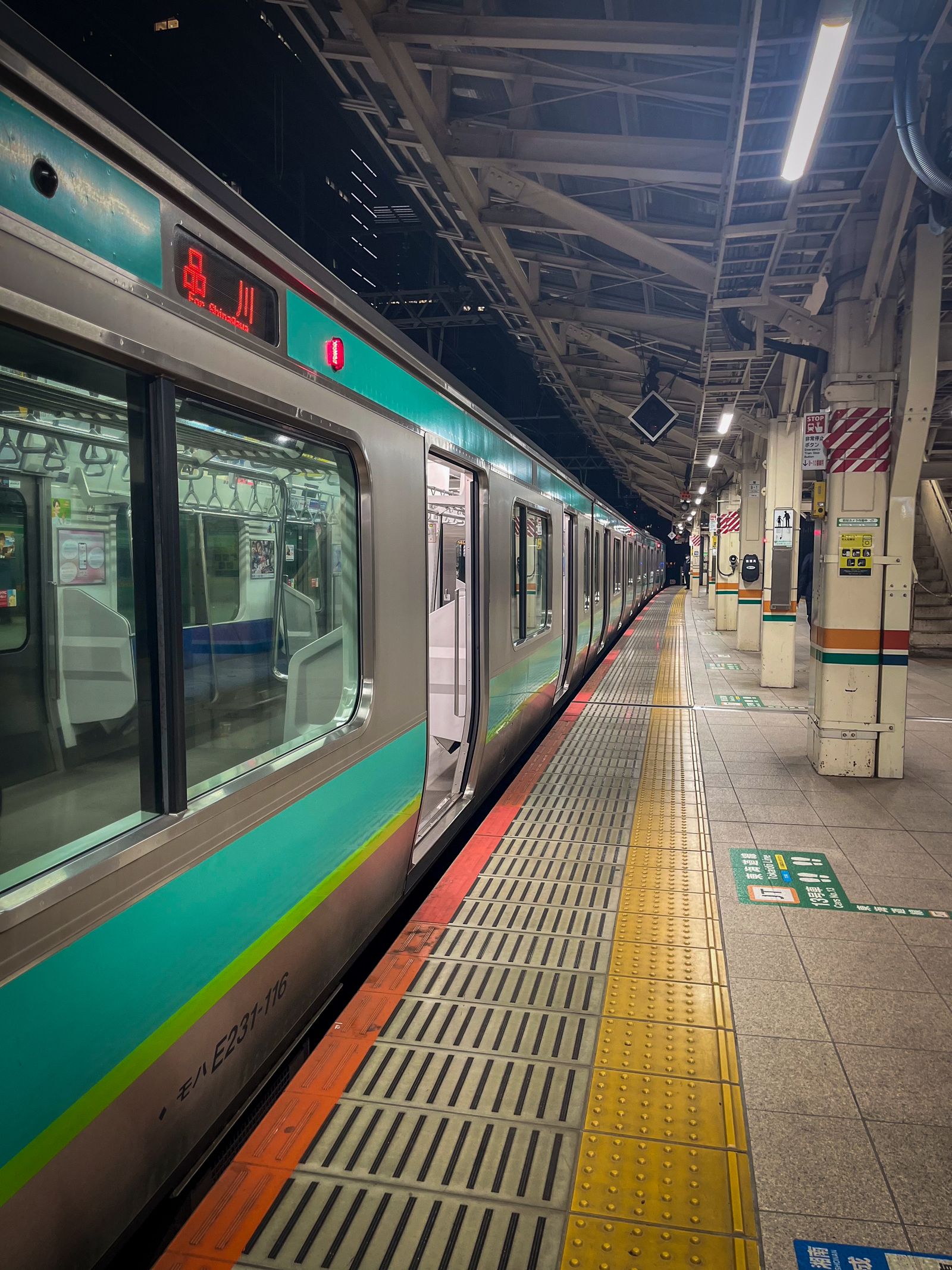 东京夜里的站台,列车停在灯下